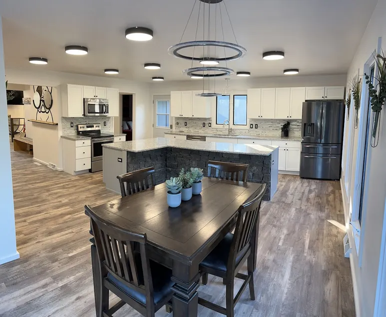 Indoor Pool, 5 Bedrooms, 10 Min Walk to Lambeau - Image 1