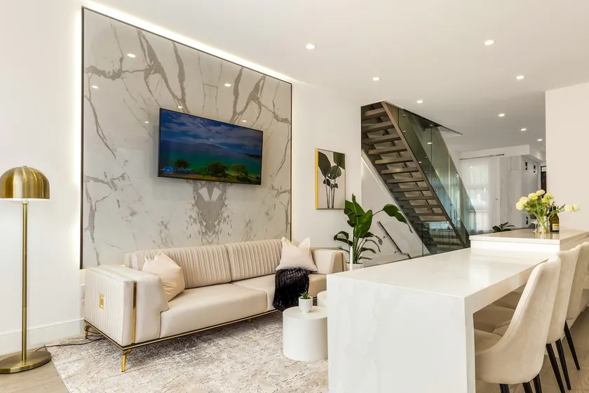Luxury 4 Brm 5 Bath Home w/ Parking + Fast Wi-Fi - Image 1