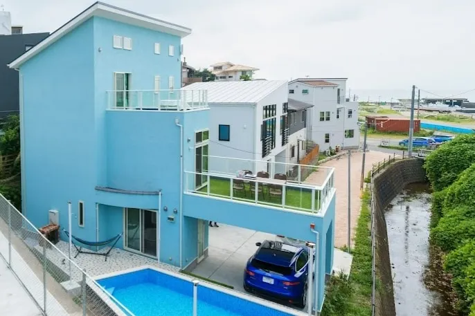 Spacious seaside villa, 2:00 p.m. check-in, 12:00 p.m. check-out | Pets | BBQ | Pool | Accommodates up to 9 people - Image 1