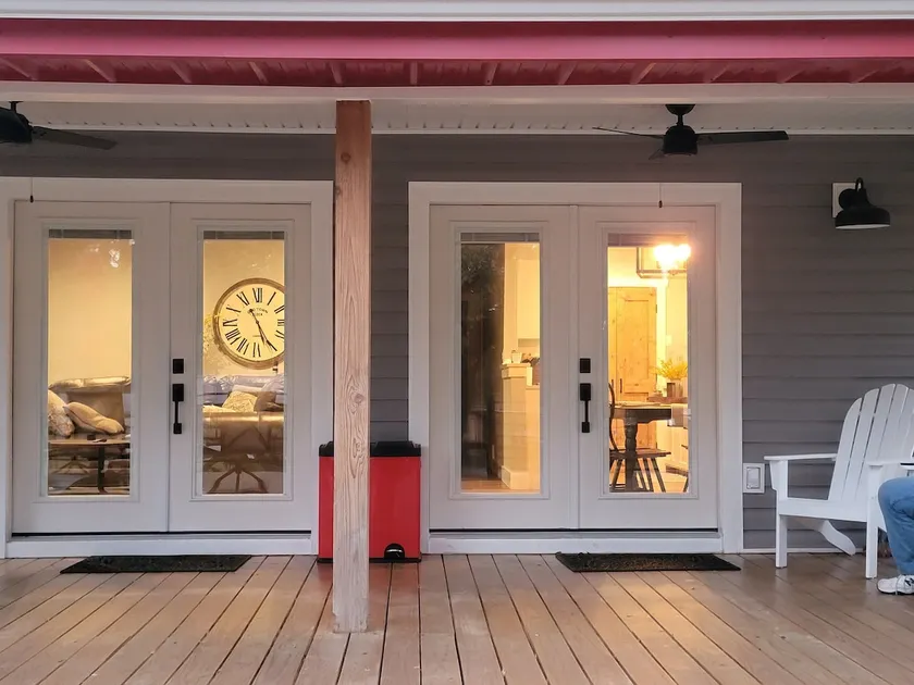 Adorable Red Roof Cottage nestled in treed acreage - Image 1