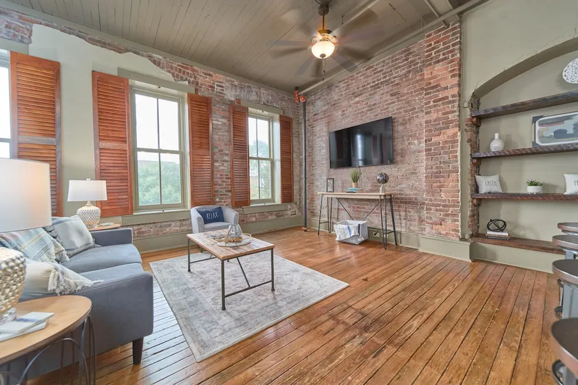 The ”Hannah Grace” Restored Historic Downtown Apt - Image 1