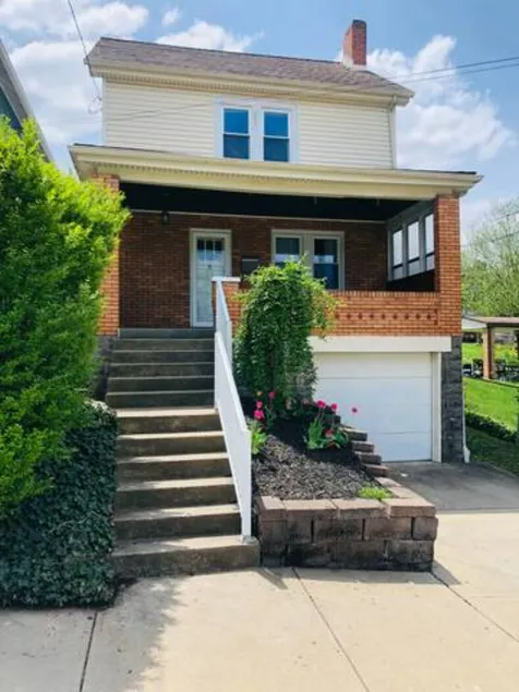 Comfy, 3bedroom, Single car garage with a driveway - Image 1