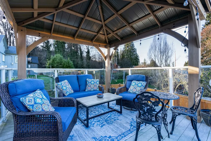 River's Bend Cottage-Scenic River & Mountain Views - Image 1