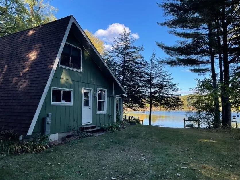 Tranquil 2 Bedroom Getaway on Private Lake - Image 1