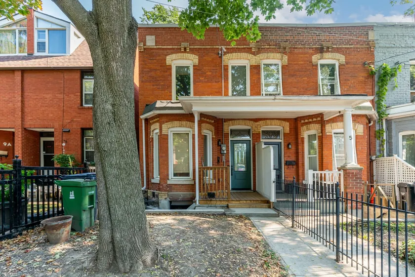 Modern Queen West Spot Near Stadium & Amphitheatre - Image 1