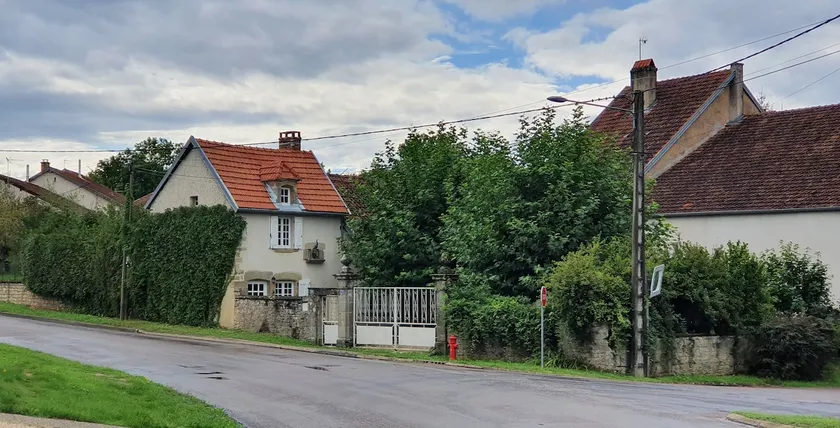 Cozy cottage in a rural area. - Image 1