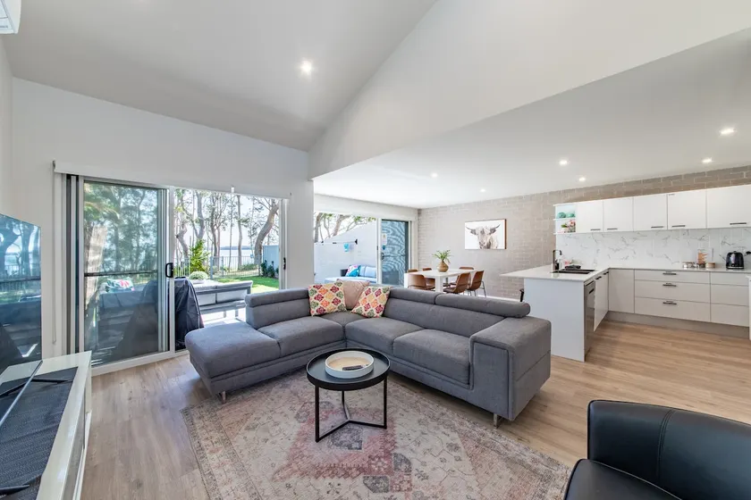 Spacious Dog friendly Lakefront Location - Image 1