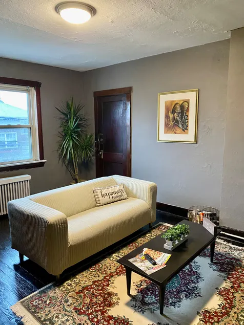 Lovely 2nd Fl. Apt. On Street Parking, Fast Wi-Fi - Image 1