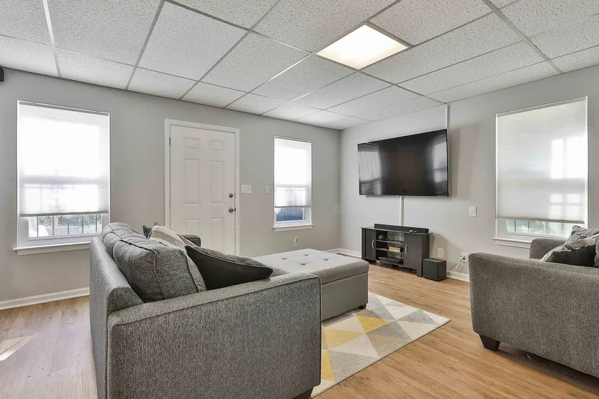 Cozy Basement Apt, 5 Min. to Airport! - Image 1