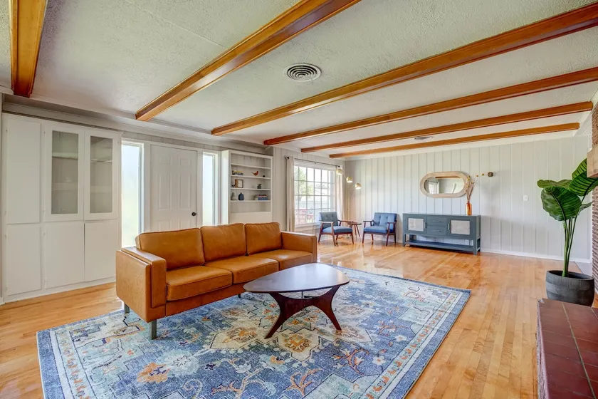 1 Acre Mid-Mod Golf Club Estate - Prime Location - Image 1