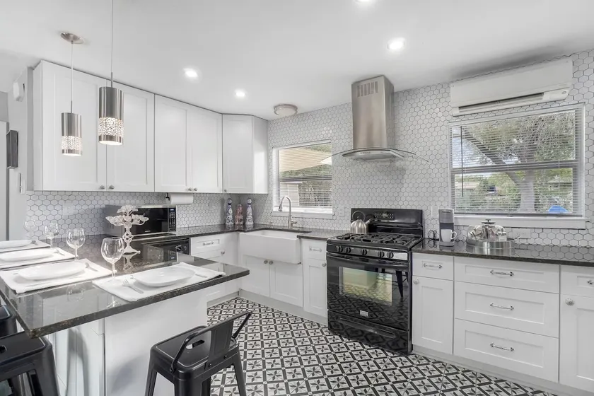 Casita Fiesta - 3BD/1BA Renovated House Central SA - Image 1
