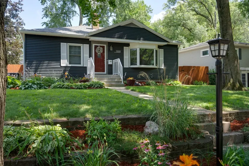 Amazing updated 2 bedroom home 2 bath. - Image 1