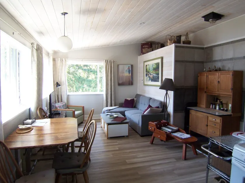 Waterfront, 2 b/r private cottage, sleep 6, pets - Image 1