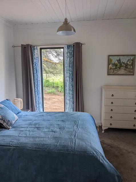 1920's 2 bedroom cottage with horse stables onsite - Image 1