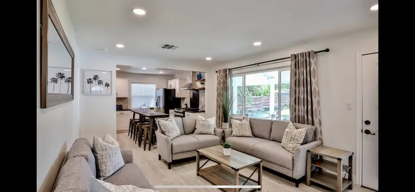 5 bedroom 2 bath full kitchen house in Riversid2 - Image 1