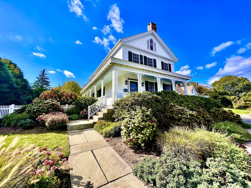 1 Bedroom Suite in the Heart of Mystic - Image 1