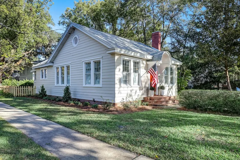 Retro Bungalow - Image 1