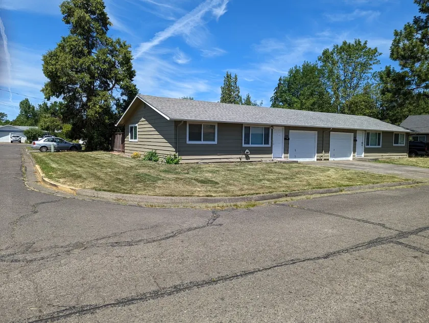 Large duplex, both units, 4-bedrms, 2-baths, more! - Image 1
