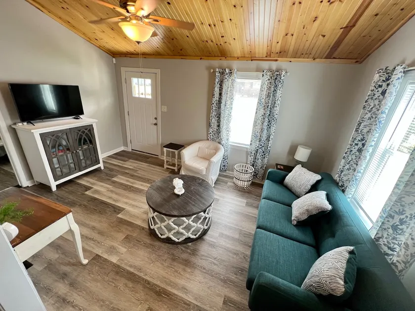 Cheerful 2 bedroom home with parking on premises - Image 1