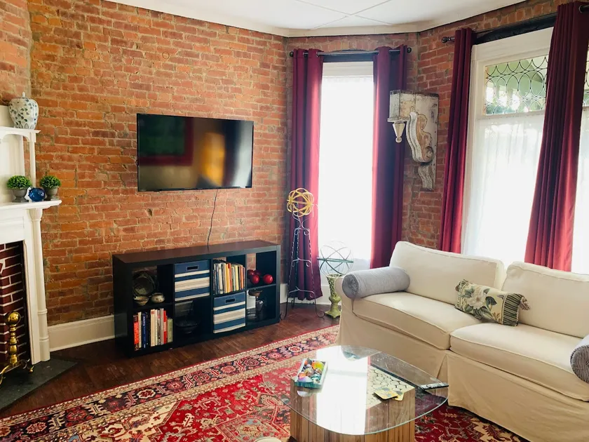 Spacious, artsy, brick Victorian,Wifi, laundry - Image 1