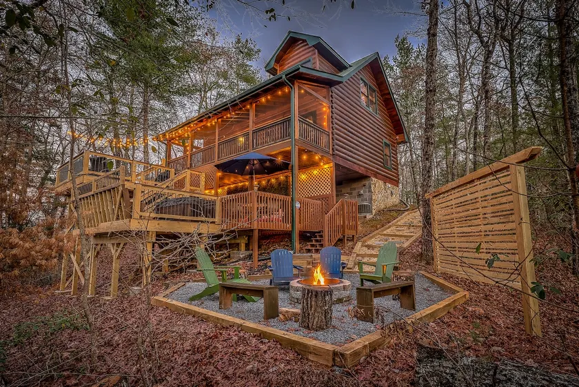 Golden Eagle Cabin-King Bed, Hot Tub, & Fireplace - Image 1