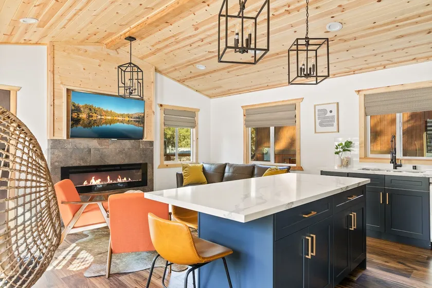 Fall/winter cozy village/snow summit cabin! - Image 1