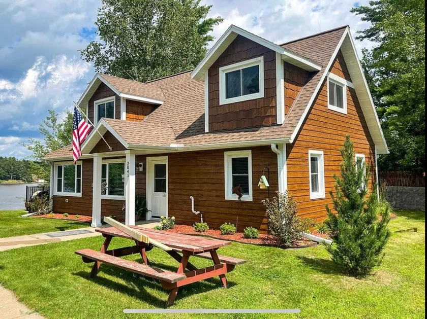Lake Nokomis 4-bedroom Lakeside Spacious Cottage - Image 1
