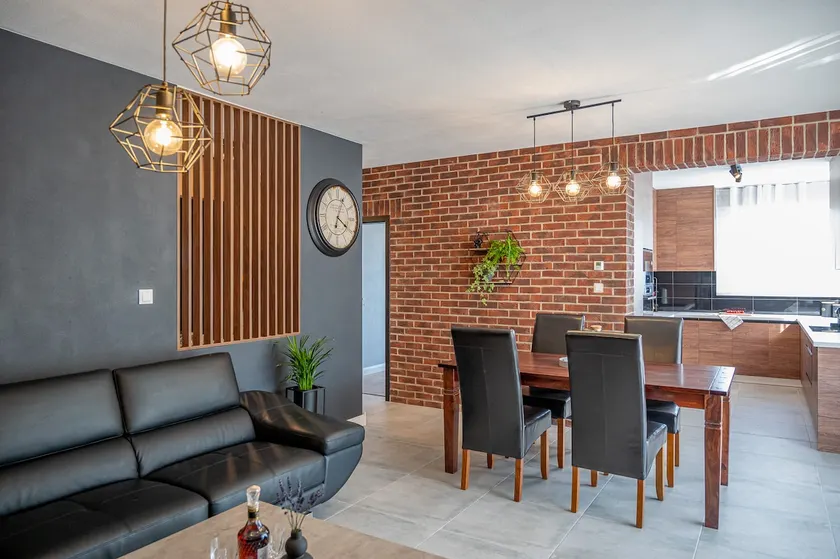 Apartmán ”Gentleman” s parkingom v centre - Image 1