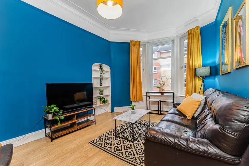 Southside 1BR • Classic Flat + Free Parking - Image 1