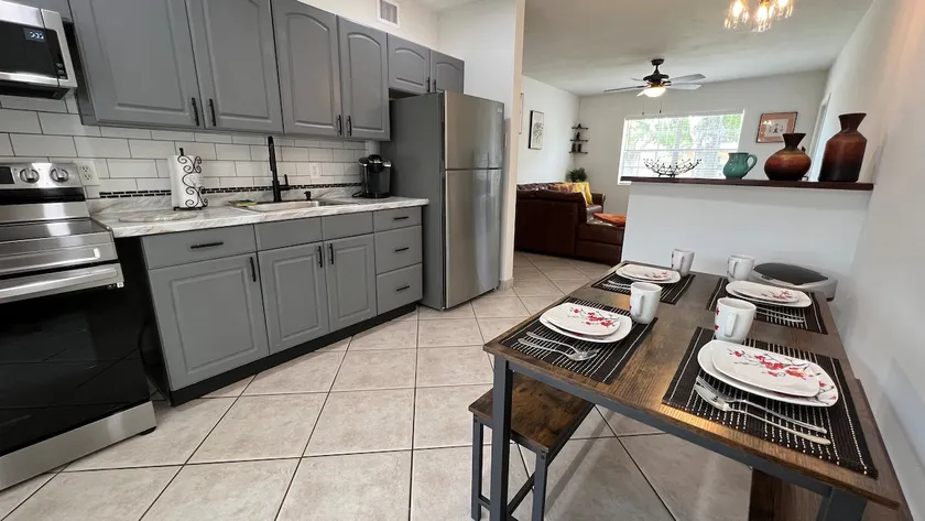 Spacious Home by the Bay FAST Wi-Fi & Coffee - Image 1