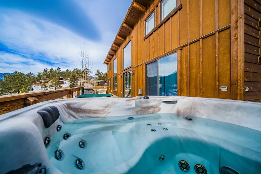 Dogs OK! Hot tub, king bed, views, & EV charger! - Image 1