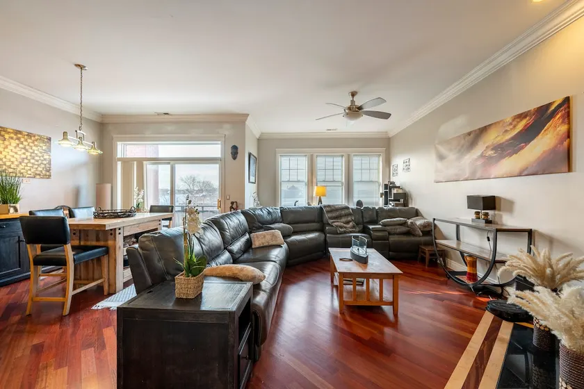 Beautiful Condo in North Kenwood with Parking - Image 1