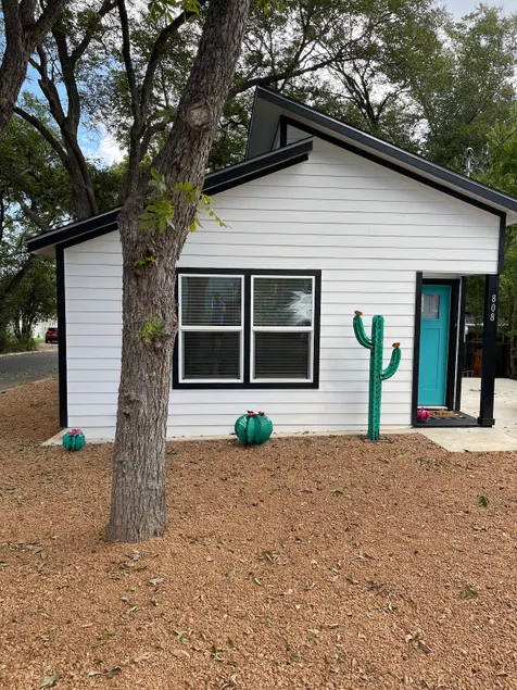 New Lovely Lockhart Home with a Lawn - Image 1