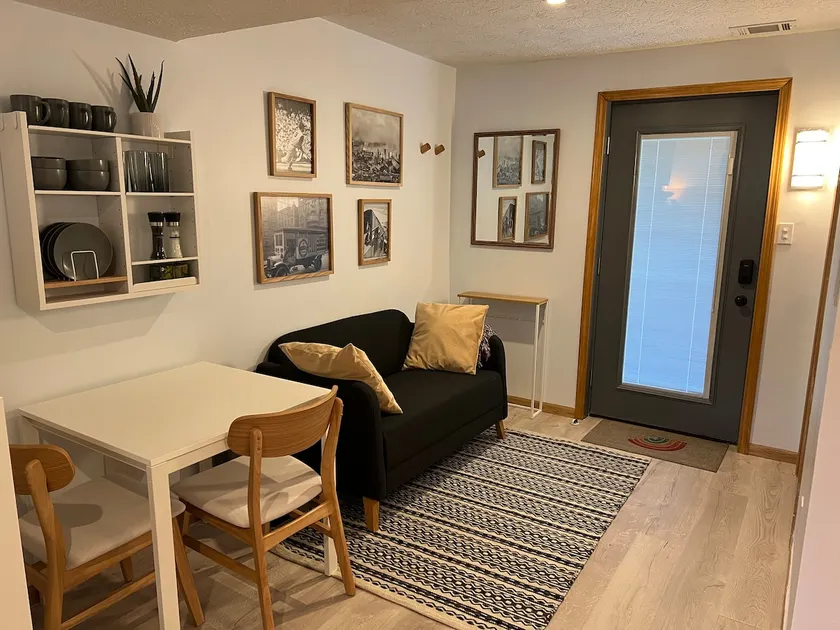Hilltop Suite, Quiet Street - Image 1