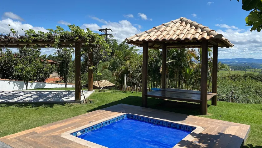 Country house in Atibaia surrounded by nature - Image 1