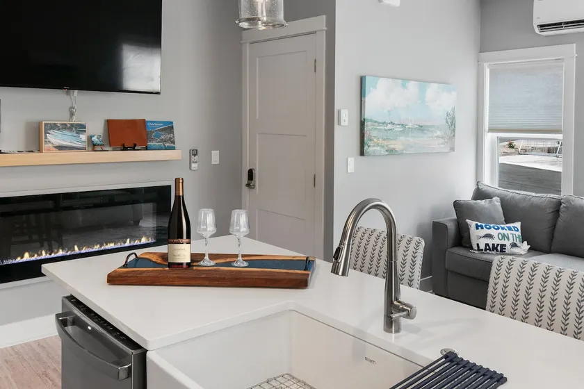 Sunny Lux 1-Bedroom steps from Lake Michigan - Image 1