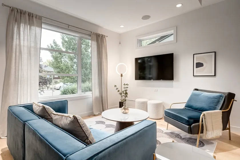 Luxury 4BR w/ Sauna, A/C & Garage near Marda Loop - Image 1