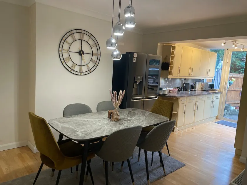 Beautiful 2 Bedroom house with big Garden & Parking fast wifi, and king size bed - Image 1