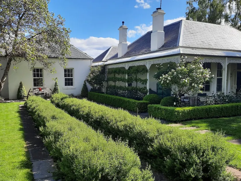 Camellia Cottage Bed & Breakfast - Image 1