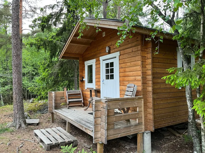 Simple timber guest house close to nature - Image 1