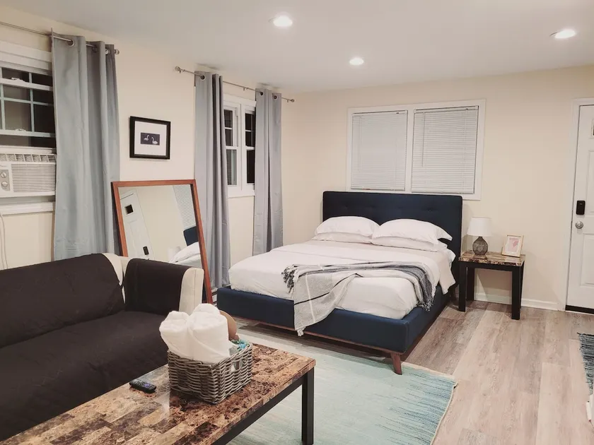 Bright & Cheerful 3 Bed suite w/ Free Parking - Image 1