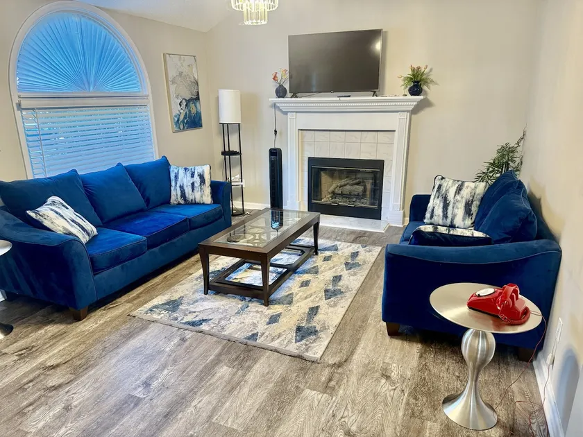 Lovely Ranch-Style Lake View Cottage - Image 1