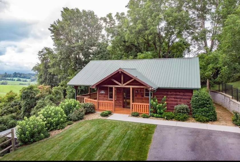 Paradise On The Hill Amazing 3Bedroom 3Bath Cabin - Image 1