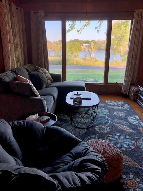 Cheerful lakeside 2BR home - Image 1