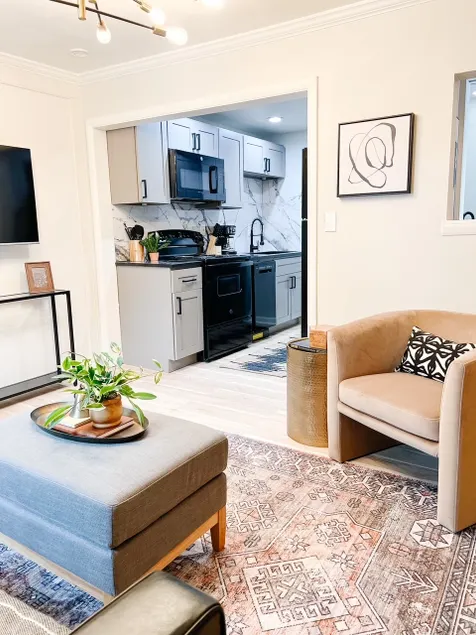 Stylish 1 bedroom, 1 bath custom apartment home - Image 1