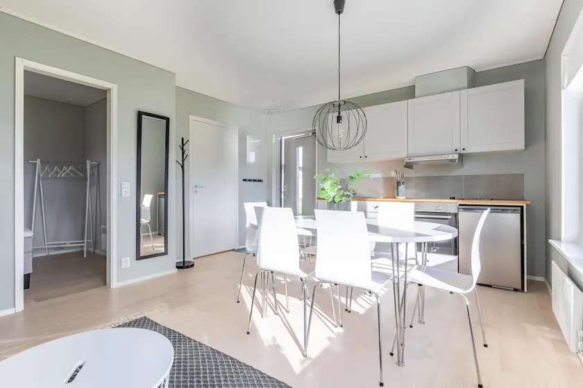 Nice apartment with proximity to downtown. Parking. - Image 1