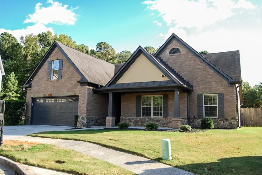 A Luxurious, Newly Renovated Ranch (2012 sqft) - Image 1