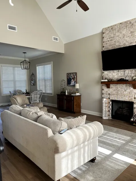 Cozy 3 br/2 1/2 ba with a HUGE backyard. - Image 1