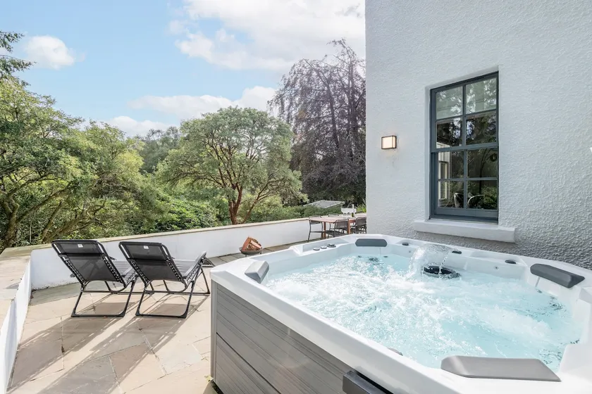Stunning Dalchenna w/hot tub & huge garden - Image 1
