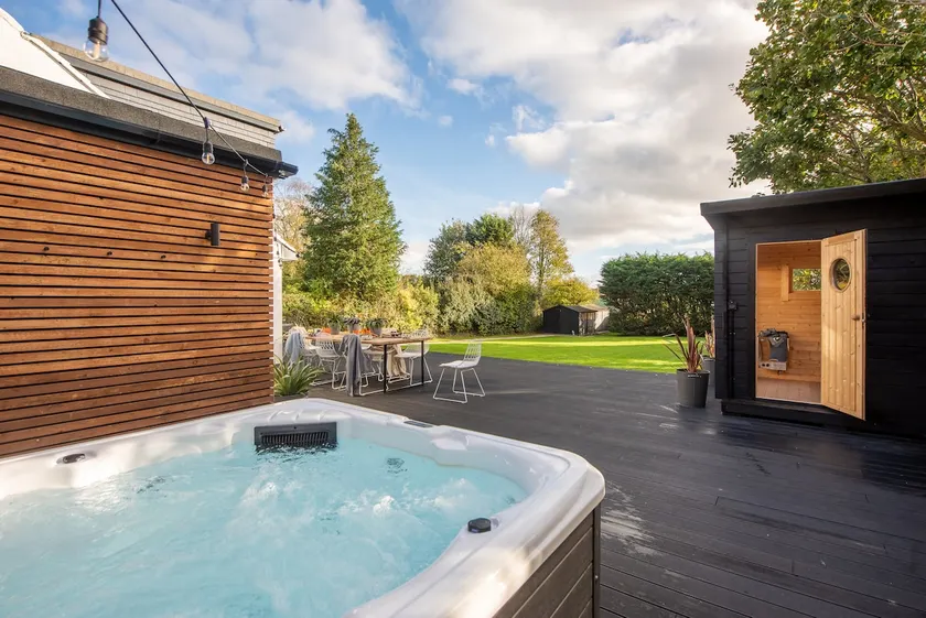 Large House - Hot Tub, Sauna, Games & Cinema Room - Image 1